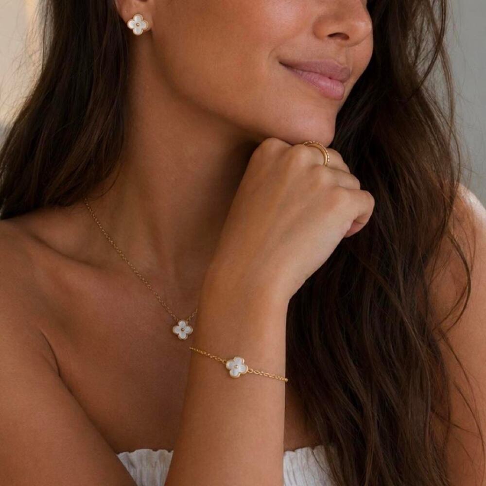 White clover bracelet in gold